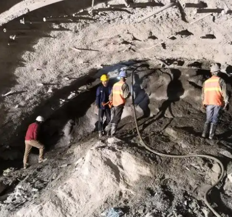 大城隧道拱顶带模注浆料，微膨胀注浆料的特点及施工工艺